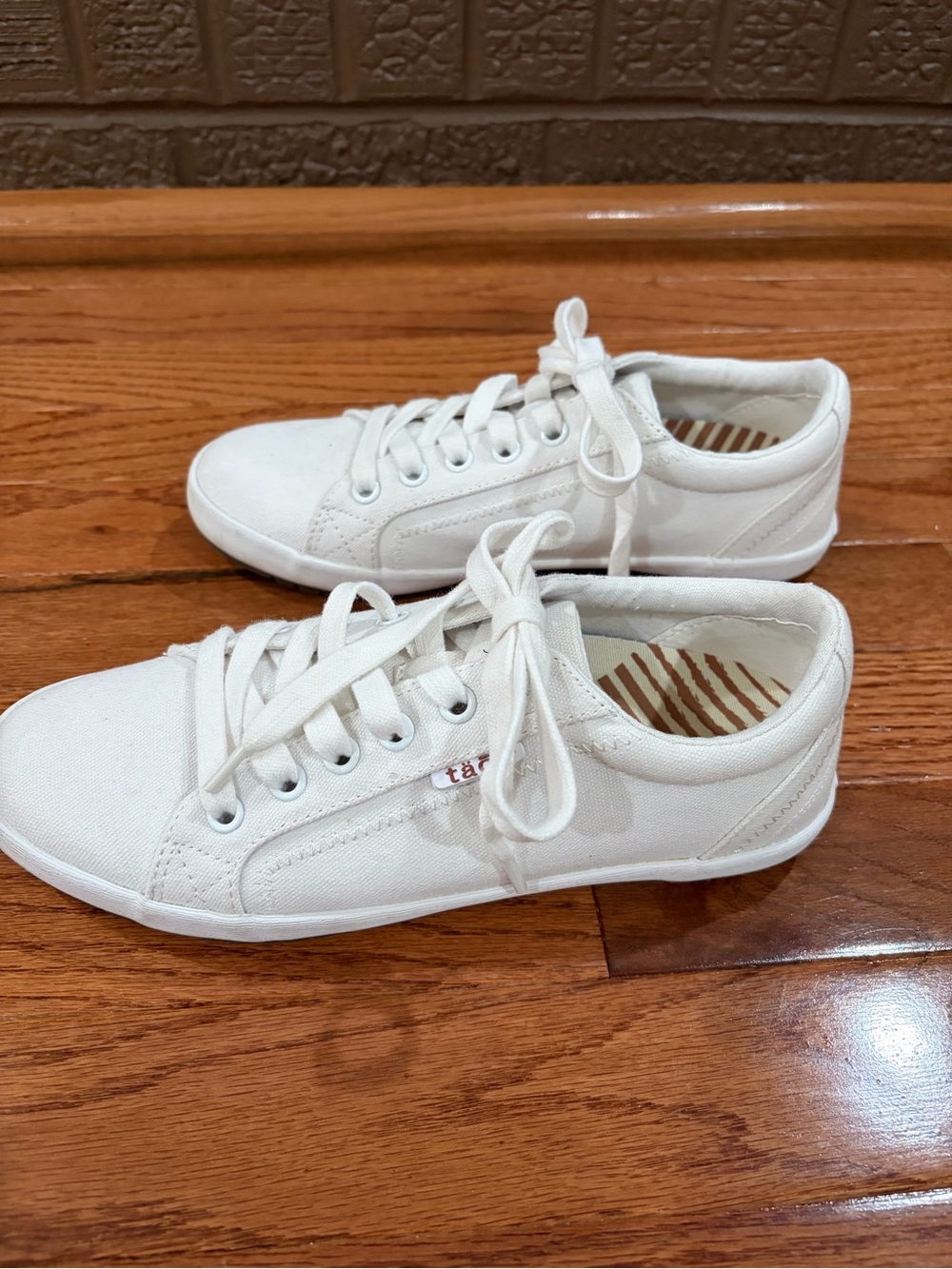 Taos Footwear White Canvas Low-Top Sneakers - Picture 4 of 6